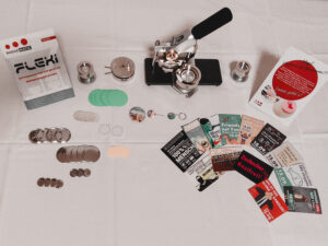 Buttonmaschine und Sticker